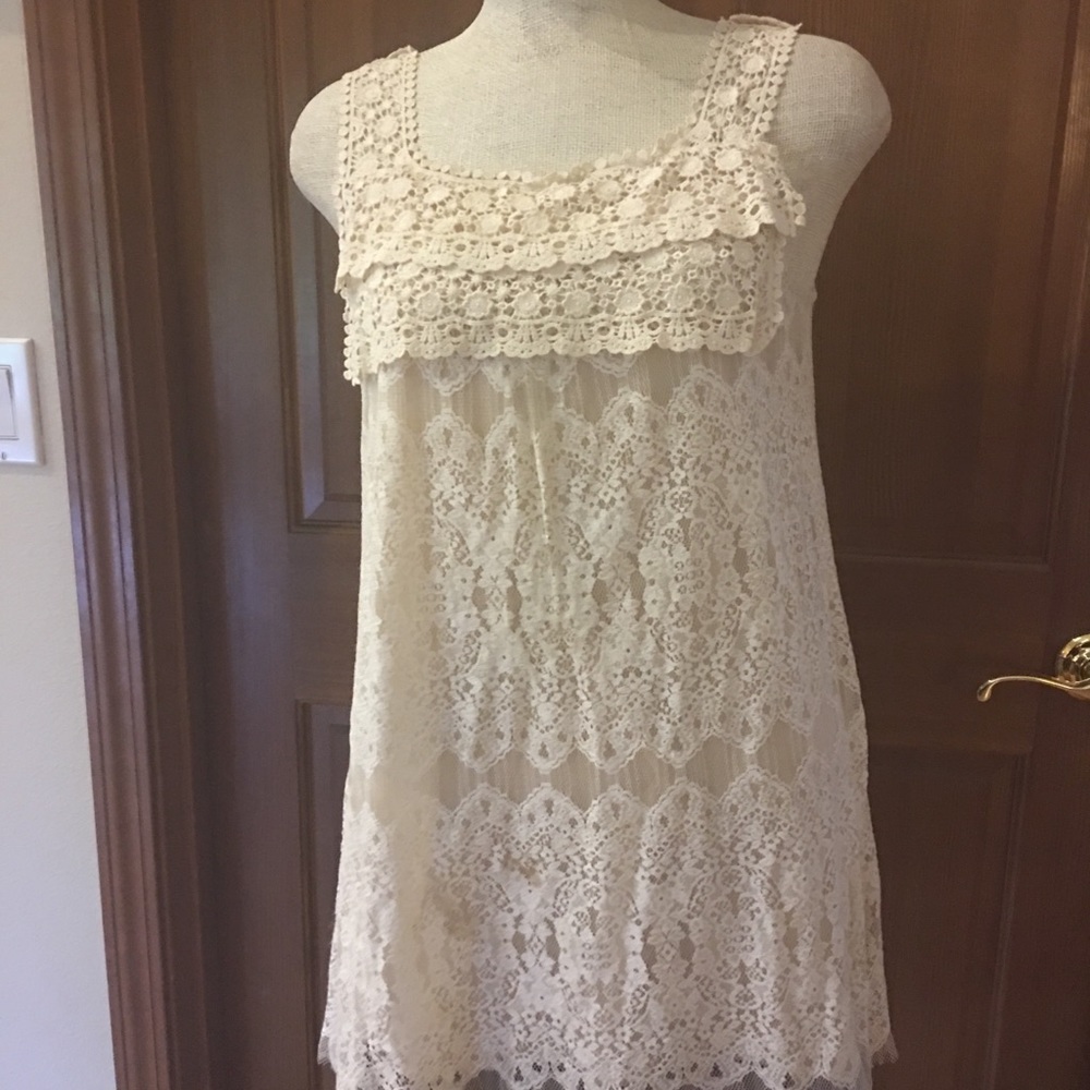 Sleeveless lace dress